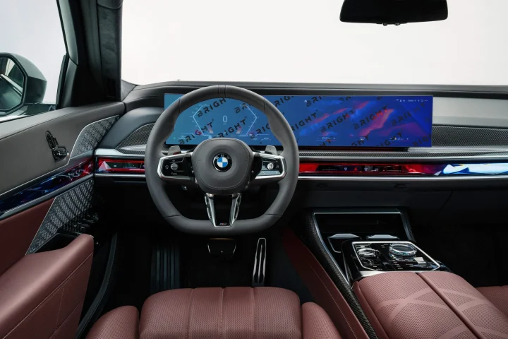 bmw-7-2022-30-1-panel-pryladiv