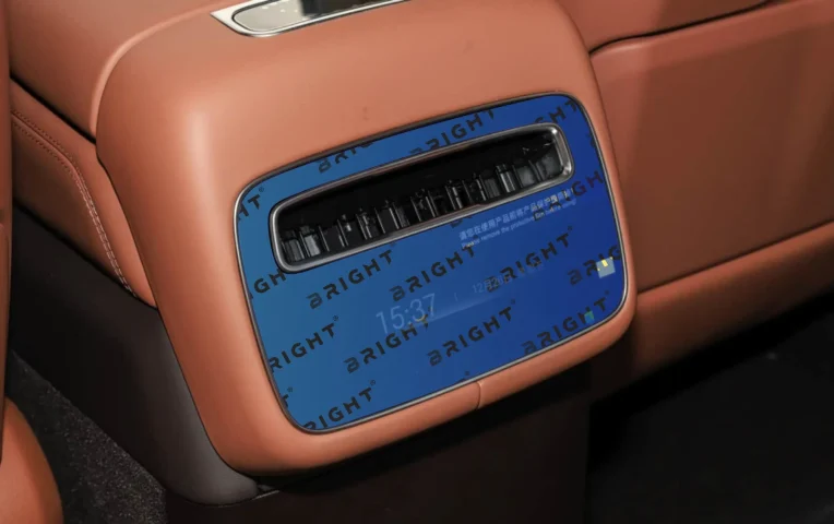 denza-n9-2025-9-zadniy-klimat-kontrol
