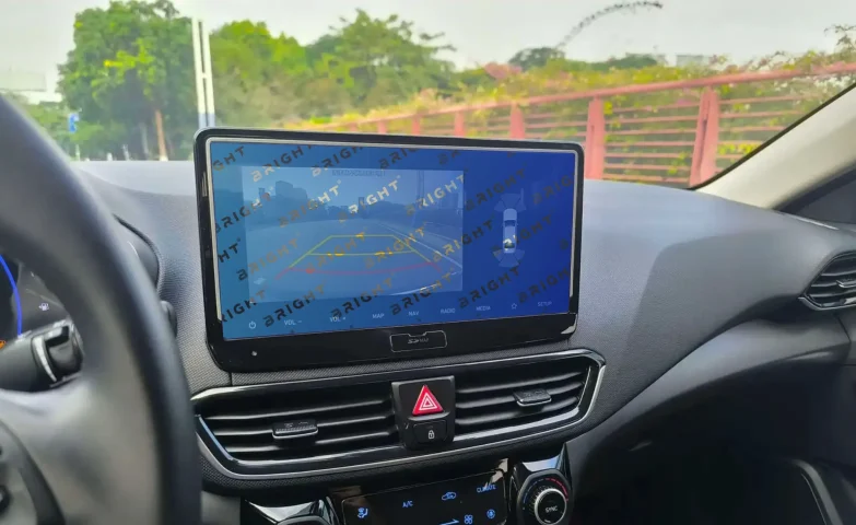hyundai-lafesta-2021-12-panel-pryladiv