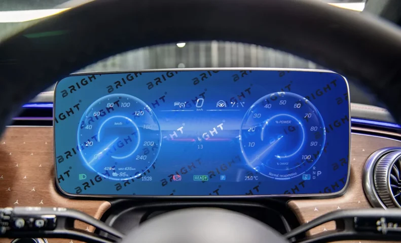 mercedes-benz-eqe-2022-14-5-panel-pryladiv