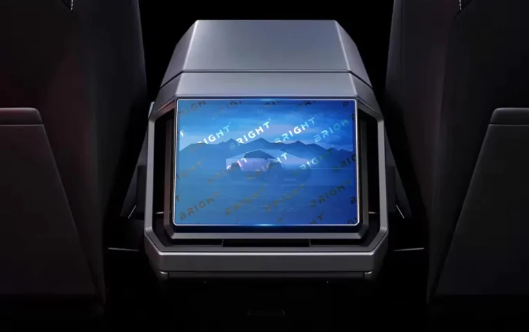 tesla-cybertruck-2024-10-2-zadnii-monitor
